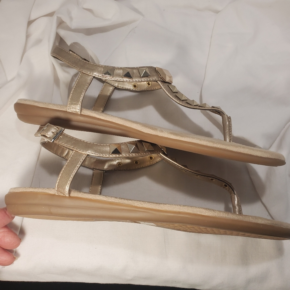 Aerosoles Women' Gold-Tone Faux Leather Split-Toe Jeweled Sandals 8.5 NWOT - Picture 2 of 7